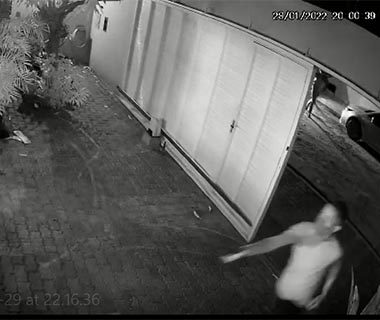 Bandidos rendem idosa ao chegar em casa e levam picape
