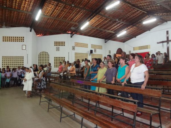 Cat&oacute;licos celebram Corpus Christi com missa e prociss&atilde;o em Floriano.(Imagem:FlorianoNews)