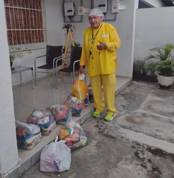 Rep&oacute;rter Amarelinho distribui cestas b&aacute;sicas para fam&iacute;lias carentes em Floriano(Imagem:FlorianoNews)