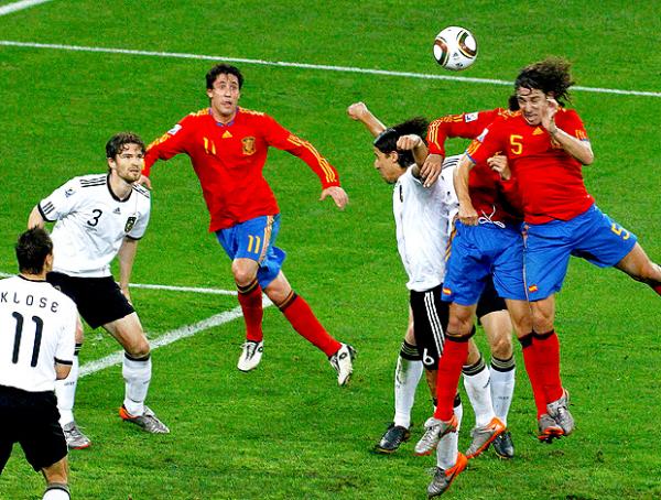 O lance decisivo: Puyol sobe mais alto do que a zaga alem&atilde; e do que o companheiro Piqu&eacute;(Imagem:Reuters)