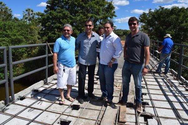 Gilberto J&uacute;nior acompanha a obra da ponte sobre o Rio Itaueira.(Imagem:Waldemir Miranda)