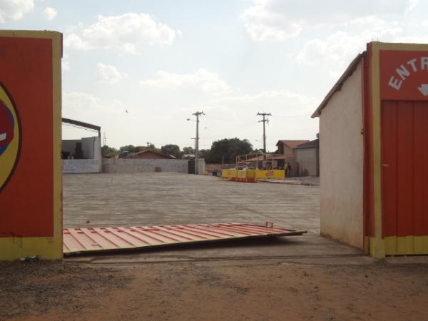 Desabou parte do muro do P&aacute;lace Eventos em Floriano.(Imagem:FlorianoNews)