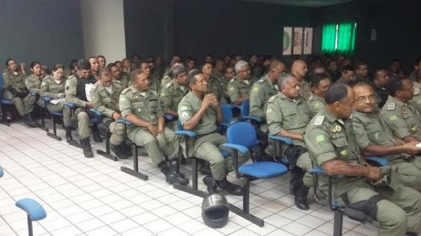 Policiais participam de reuni&atilde;o sobre novo plano de policiamento em Floriano.(Imagem:Divulga&ccedil;&atilde;o/PM)