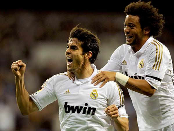 Ao lado de Marcelo, Kak&aacute; comemora o seu quarto gol na temporada: de volta &agrave; boa fase.(Imagem:AFP)