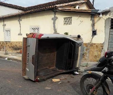 Perseguição: assaltante capota carro, troca tiros com a PM e morre baleado