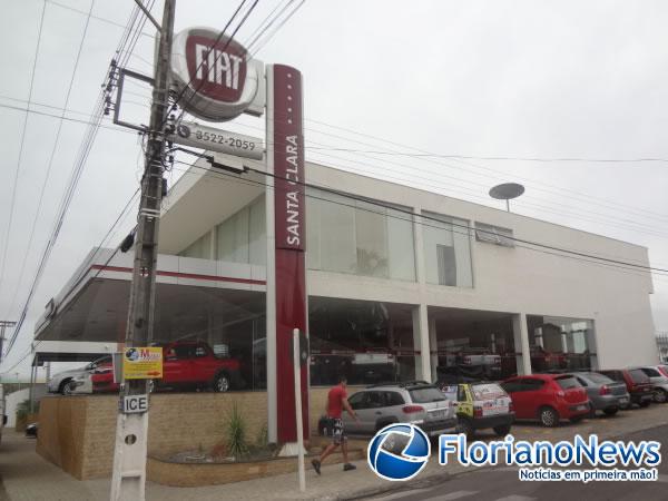 Concession&aacute;ria Fiat Santa Clara exibe nova Strada 2014 no Centro de Floriano.(Imagem:FlorianoNews)