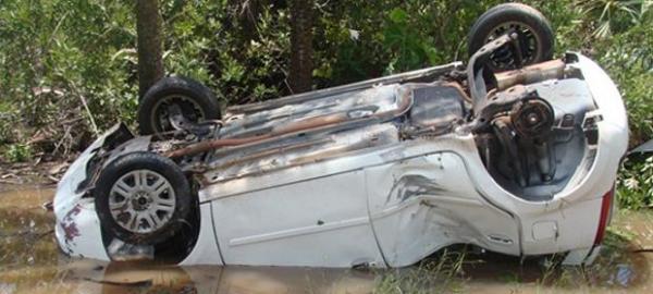 Fiat Idea capota e uma pessoa morre na PI-113