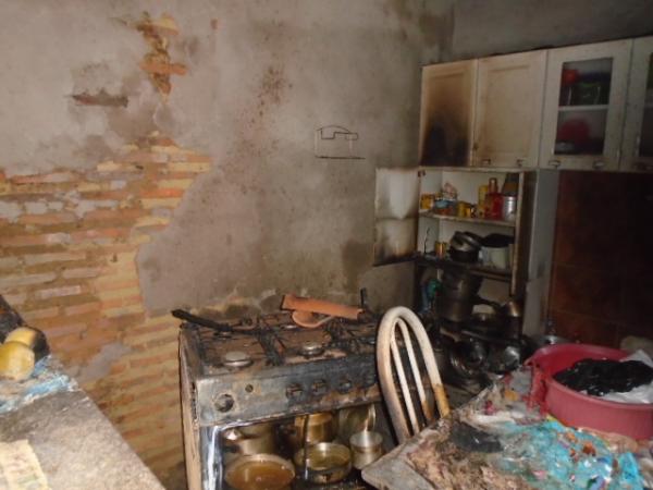 Vazamento em botij&atilde;o de g&aacute;s provoca inc&ecirc;ndio em resid&ecirc;ncia na Vila Parna&iacute;ba.(Imagem:FlorianoNews)