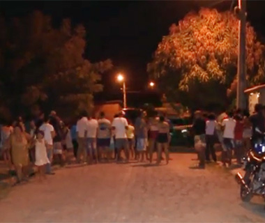 Jovem é assassinado enquanto conversava na calçada de casa