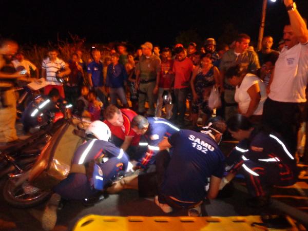 Motoqueiros ficam feridos em colisão na BR-230