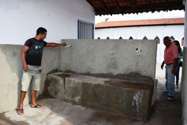 Prefeito Gilberto entrega a reforma do chafariz da Vila Le&atilde;o.(Imagem:Secom)