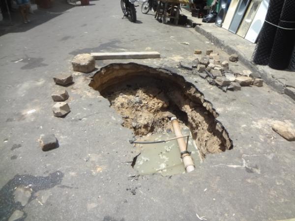 Obras n&atilde;o conclu&iacute;das pela Agespisa causam transtornos &agrave; popula&ccedil;&atilde;o florianense.(Imagem:FlorianoNews)