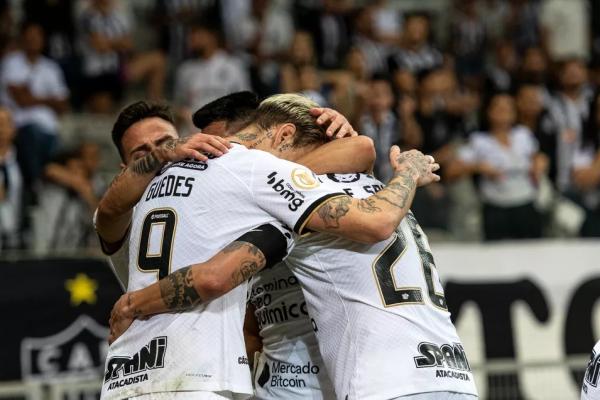  Jogadores do Corinthians comemoram virada sobre o Atl&eacute;tico-MG.(Imagem: Alessandra Torres/AGIF )