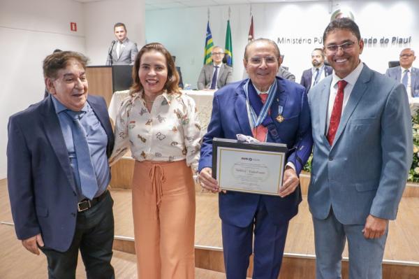 Valdeci Cavalcante é homenageado com a Medalha do Mérito do Ministério Público no Piauí(Imagem:Divulgação)