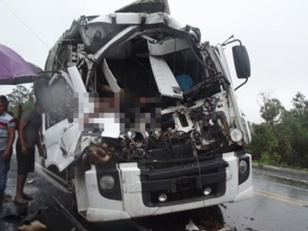 Colis&atilde;o entre caminh&atilde;o e carreta deixa uma v&iacute;tima fatal na BR230 pr&oacute;ximo a Nazar&eacute; do Piau&iacute;.(Imagem:Nazar&eacute;net)
