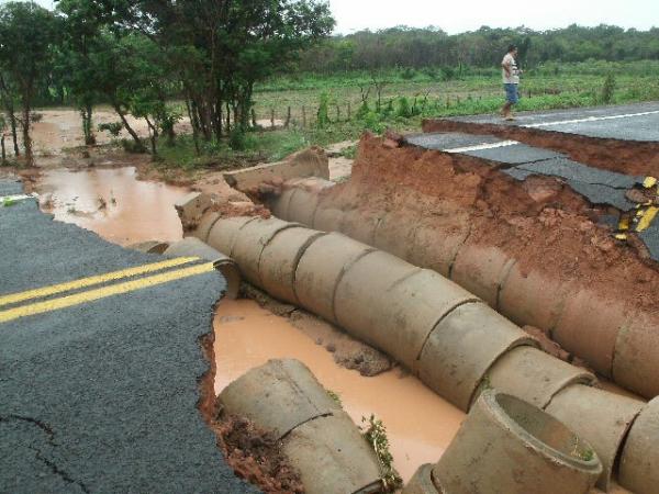 Pista cede e interdita trânsito na BR-135 na região Sul do Piauí