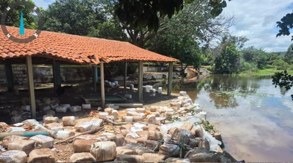 Ap&oacute;s acidente com carga qu&iacute;mica, Semarh pro&iacute;be banho, pesca e coleta de &aacute;gua no Riacho Esfolado em Bertol&iacute;nia(Imagem:Ascom Semarh)